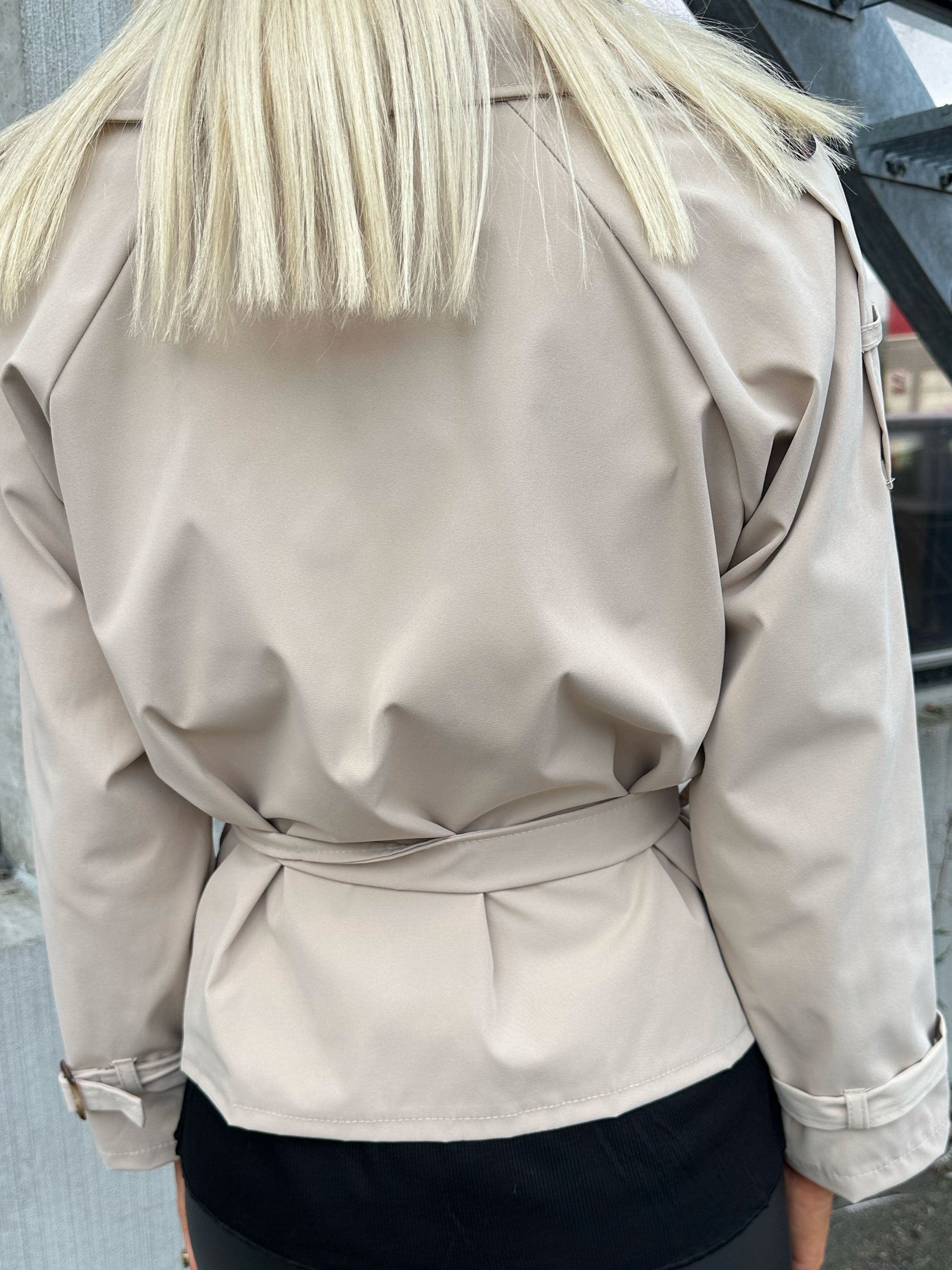 Carmen - Kort trench coat med knapper